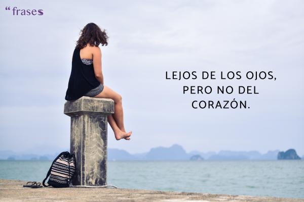 Frases de amor a distancia para WhatsApp - Lejos de los ojos, pero no del corazón.