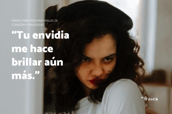 Frases para personas malas de corazon - “Tu envidia me hace brillar aún más.”