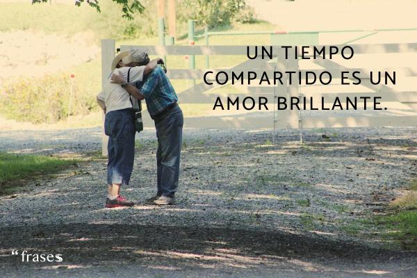 Frases sobre el tiempo y el amor - Un tiempo compartido es un amor brillante.