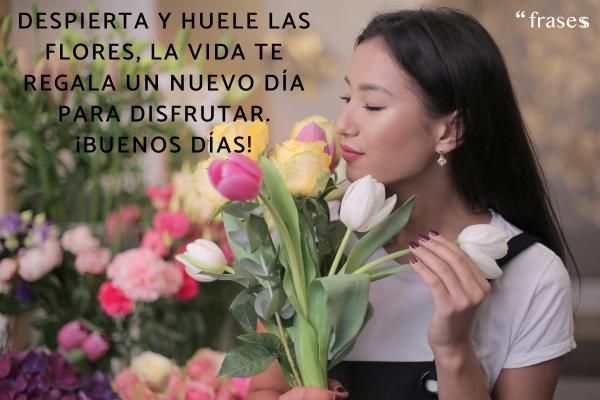 Frases bonitas de buenos días con flores - Despierta y huele las flores, la vida te regala un nuevo día para disfrutar. ¡Buenos días!