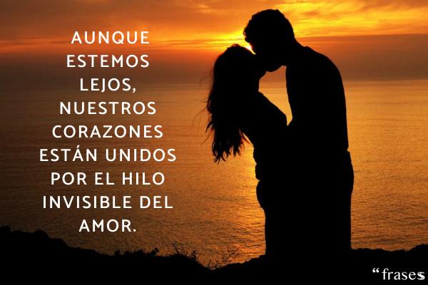 Frases de enamorados para dedicar - Aunque estemos lejos, nuestros corazones están unidos por el hilo invisible del amor.