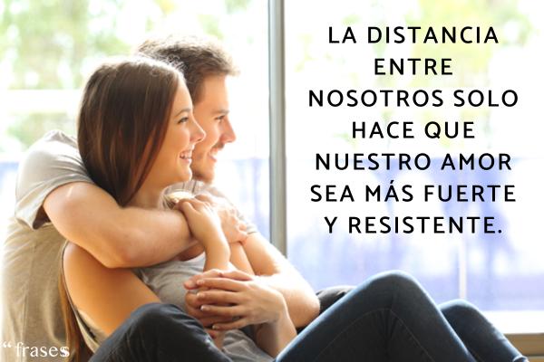 Frases de enamorados para dedicar - La distancia entre nosotros solo hace que nuestro amor sea más fuerte y resistente.
