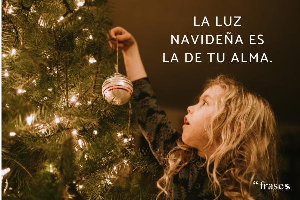 Frases de Navidad inteligentes - La luz navideña es la de tu alma.