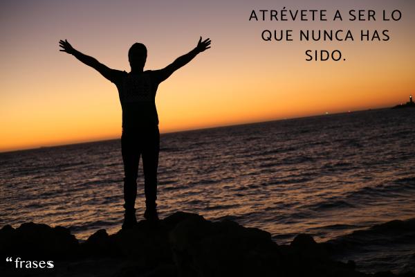 Frases de ánimo cortas para WhatsApp - Atrévete a ser lo que nunca has sido.