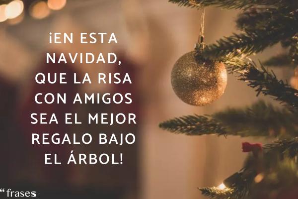 Frases de Navidad divertidas - ¡En esta Navidad, que la risa con amigos sea el mejor regalo bajo el árbol!
