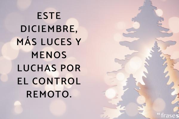 Frases de Navidad divertidas - Este diciembre, más luces y menos luchas por el control remoto.
