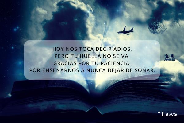 Poemas para profesores de agradecimiento - Hoy nos toca decir adiós,
pero tu huella no se va,
gracias por tu paciencia,
por enseñarnos a nunca dejar de soñar.