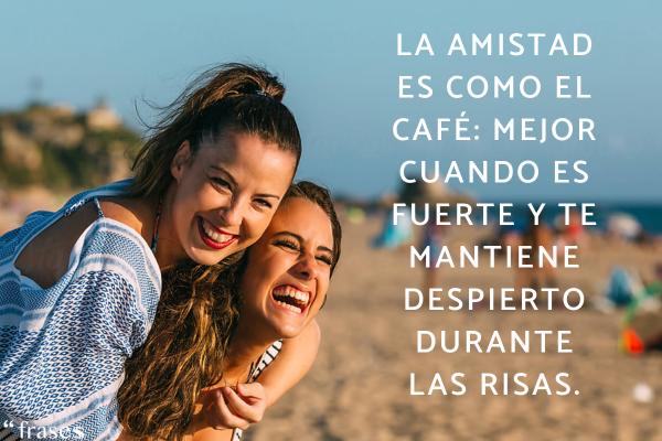 Frases con humor para amigos - La amistad es como el café: mejor cuando es fuerte y te mantiene despierto durante las risas.
